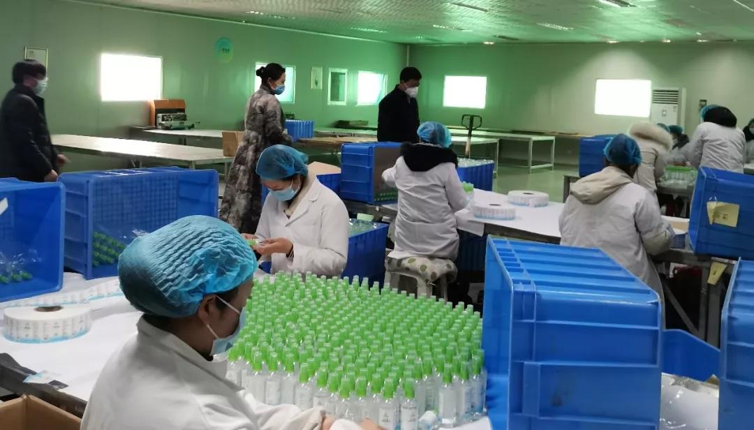 驻马店平舆县县长莅临百消丹华南药业调研“疫情”物品生产情况。